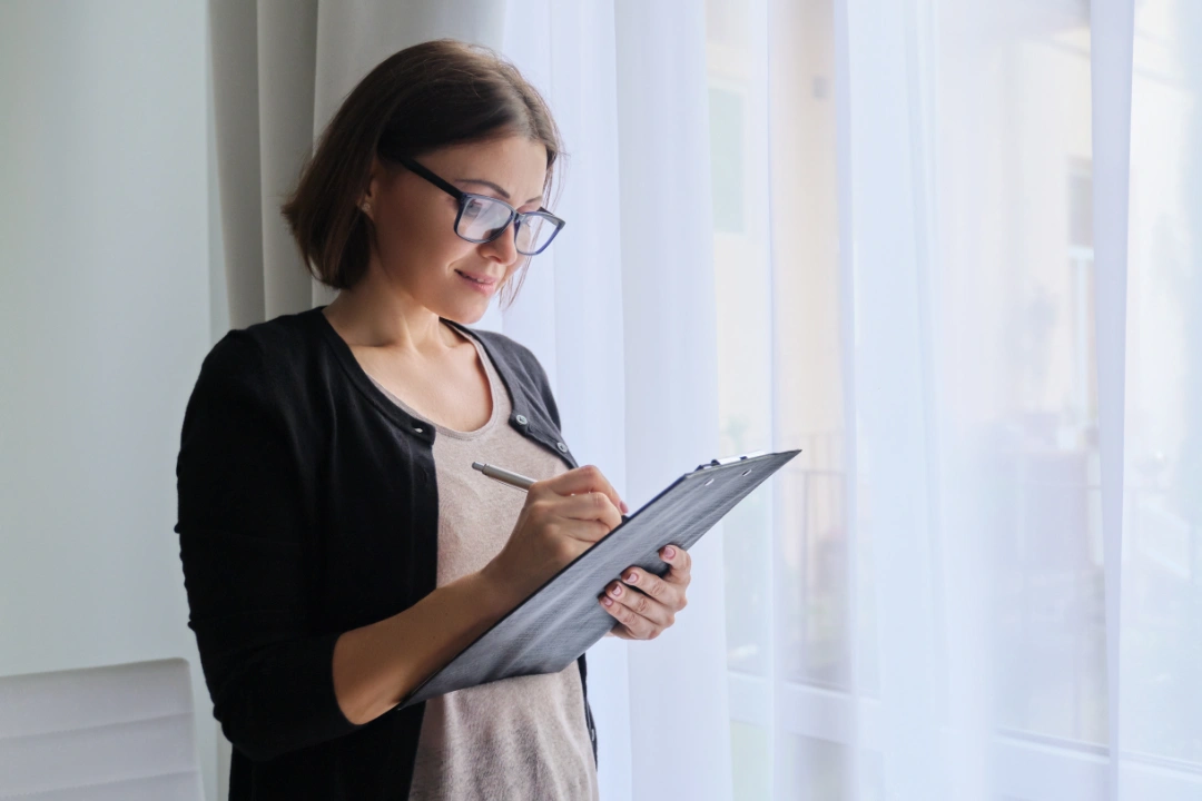 Healthcare professional talking with a parent about a child’s treatment plan during a medication consultation.